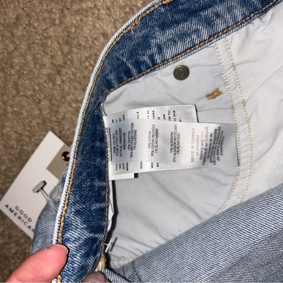 Good American Distressed Jean Shorts BNWT - Picture 5 of 6